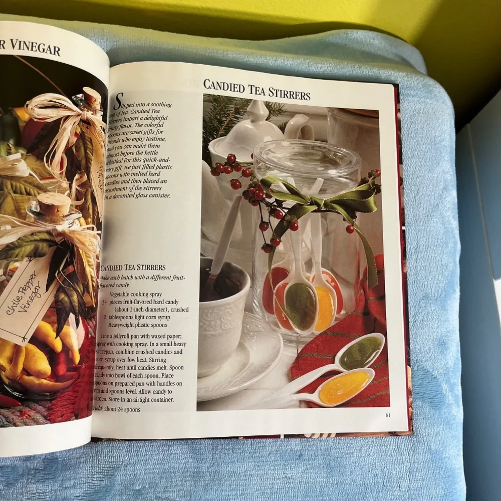 Quick & Tasty Christmas Gifts Hardcover Cookbook- LIKE NEW